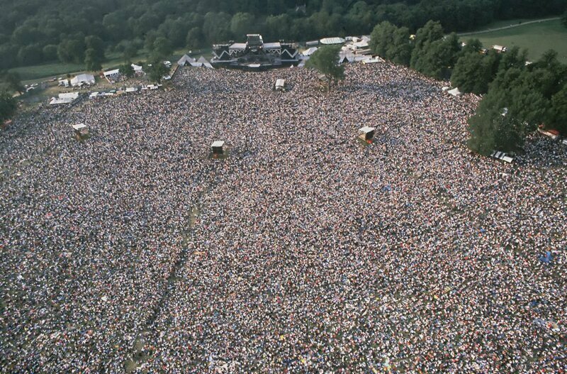 Толпа в Кнебворсе, Англия, ждет выступления Queen 9 августа 1986 года.