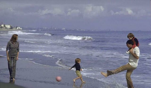Мэгги Смит и муж Роберт Стивенс играют с сыновьями Тоби и Кристофером на пляже, Малибу, март 1971 года. Фото Майкла Руже