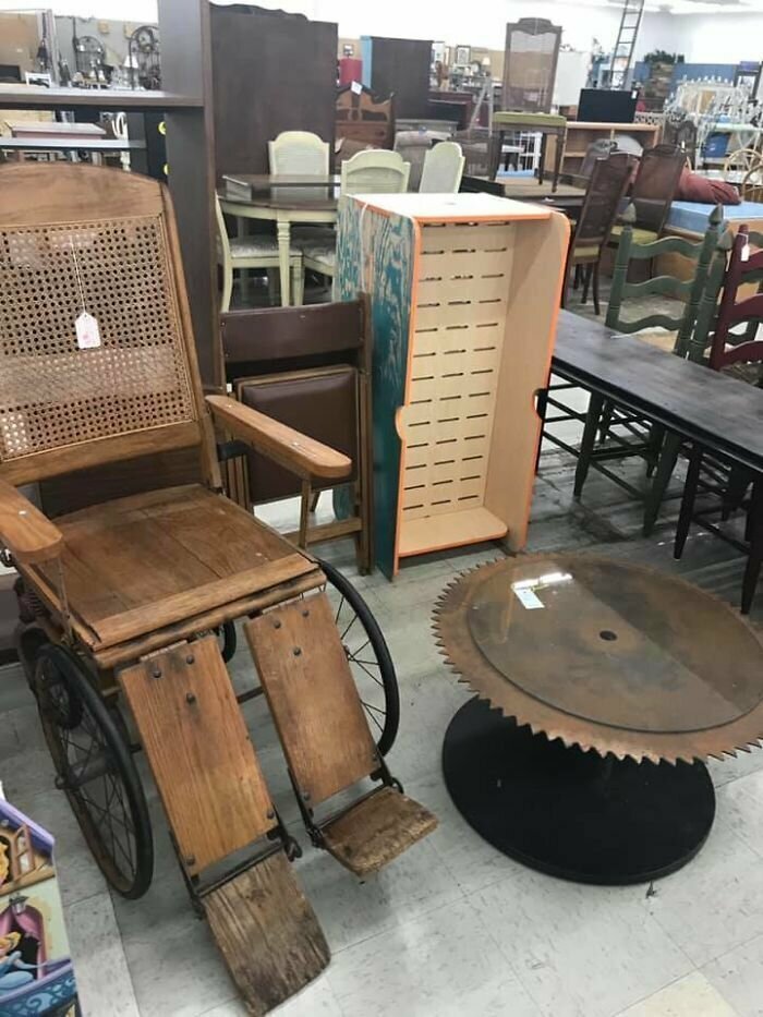 "Кофейный столик справа от старинного инвалидного кресла особенно хорош для того, чтобы отучать детей лазить на стол"