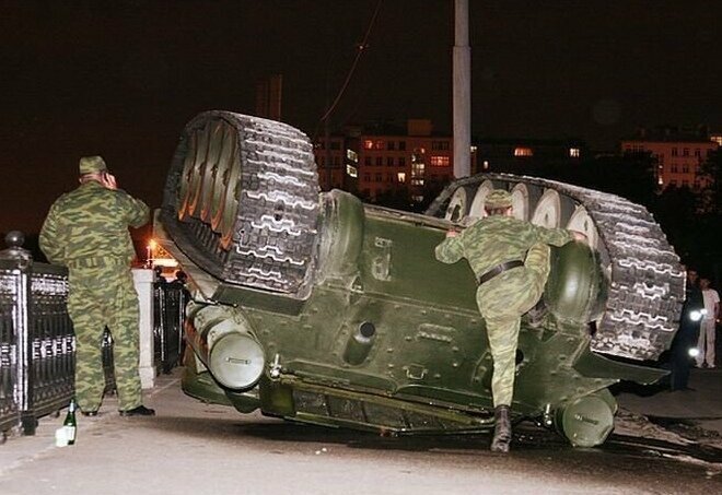 А все по тому, по мнению многих, что за руль сажают неопытных солдат, которые еще не освоились даже на полигоне, не говоря уже про города