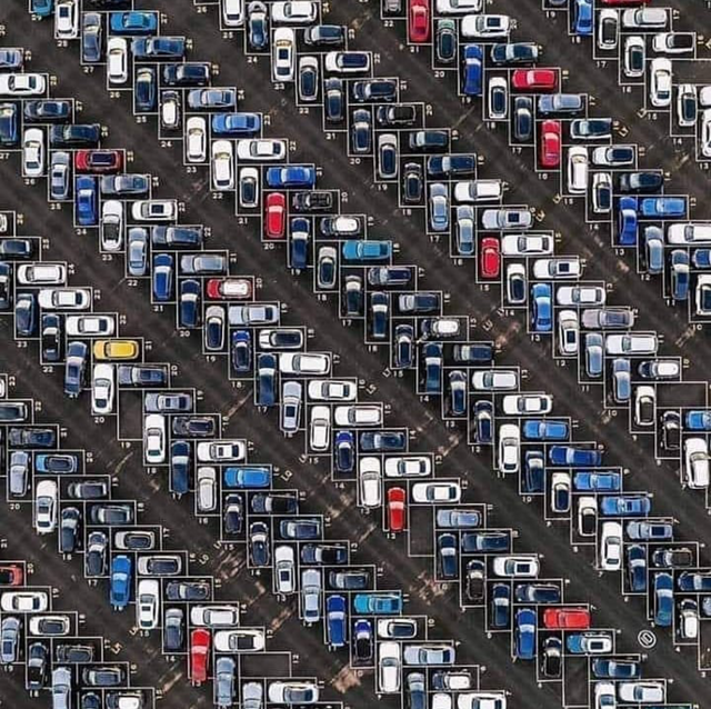 Машины на парковке во Франкфурте