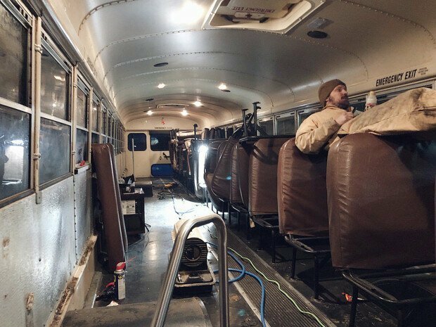 Жизнь полная приключений и свободы на колесах модернизированного школьного автобуса