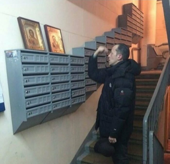 Россиянин готовится достать из почтового ящика квитанцию о квартплате