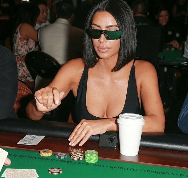 Ким Кардашьян играет в покер в зеркальных очках