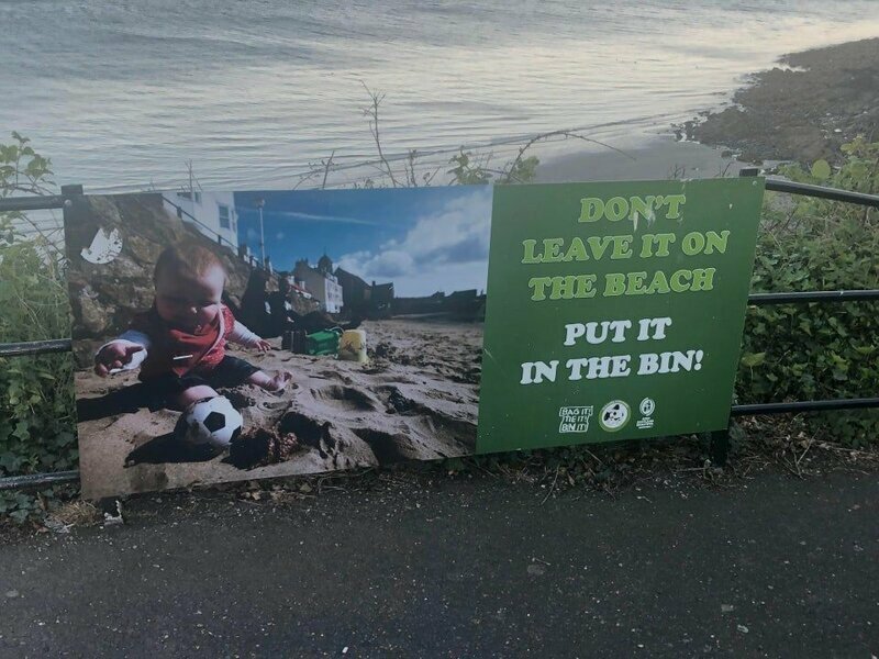 Табличка на пляже гласит: "Не оставляйте на пляже, положите в урну"