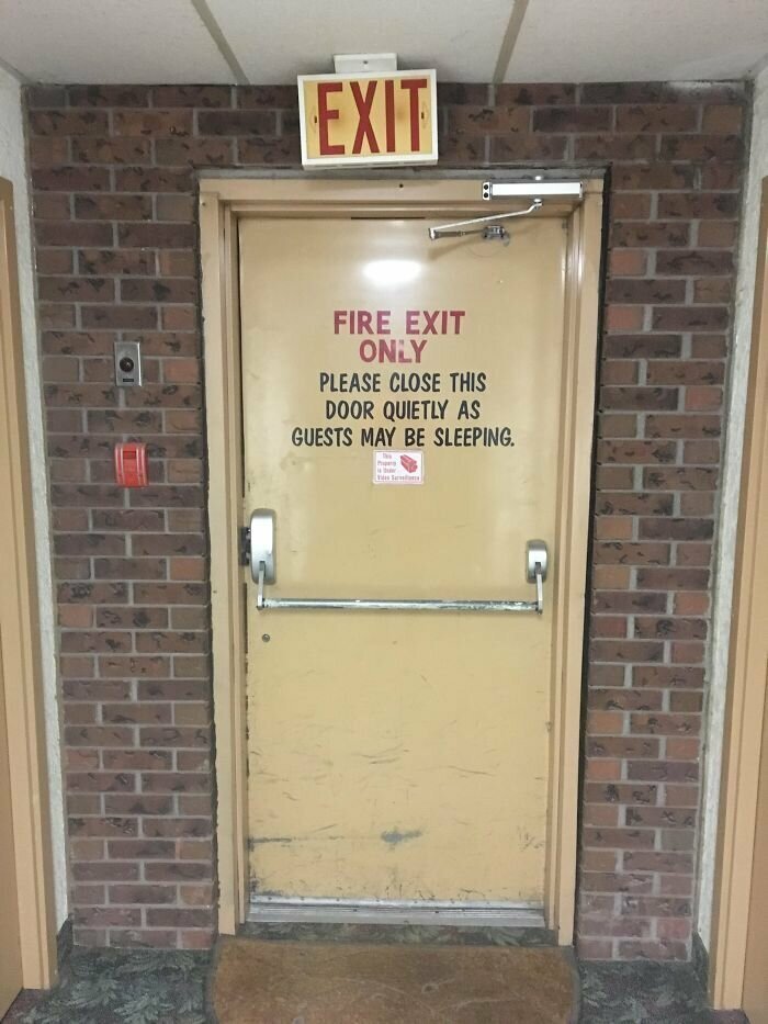 Не будите никого, когда покидаете мотель во время пожара