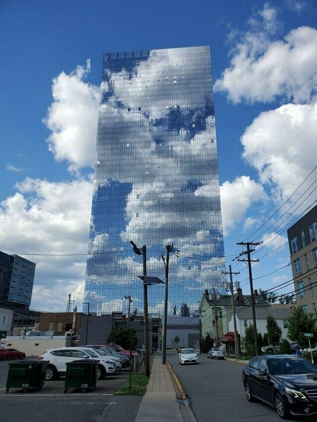 Отражение облаков на поверхности здания делает его почти невидимым