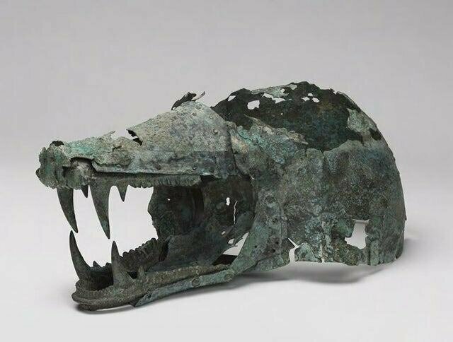 Этрусский шлем в виде волчьей головы, VI-V вв. до н. э.