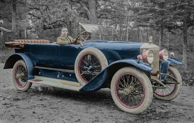 Мужчина за рулем кабриолета Daimler в Хельсинки, конец 1920-х гг.