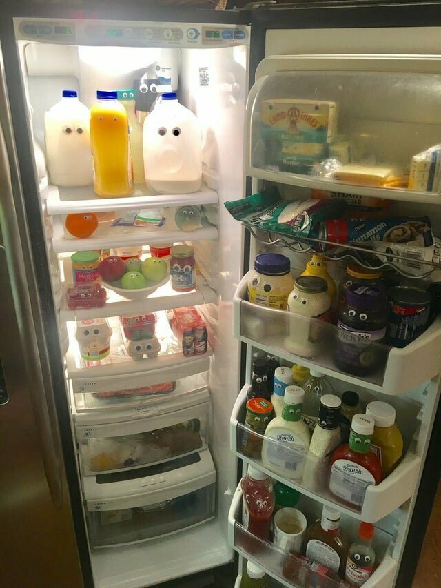Мама прилепила глаза на продукты, чтобы мы долго не держали открытой дверцу холодильника