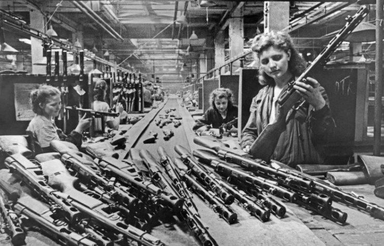 Женщины во время конвейерной сборки пистолетов-пулеметов ППШ на заводе в Москве, 1943 год