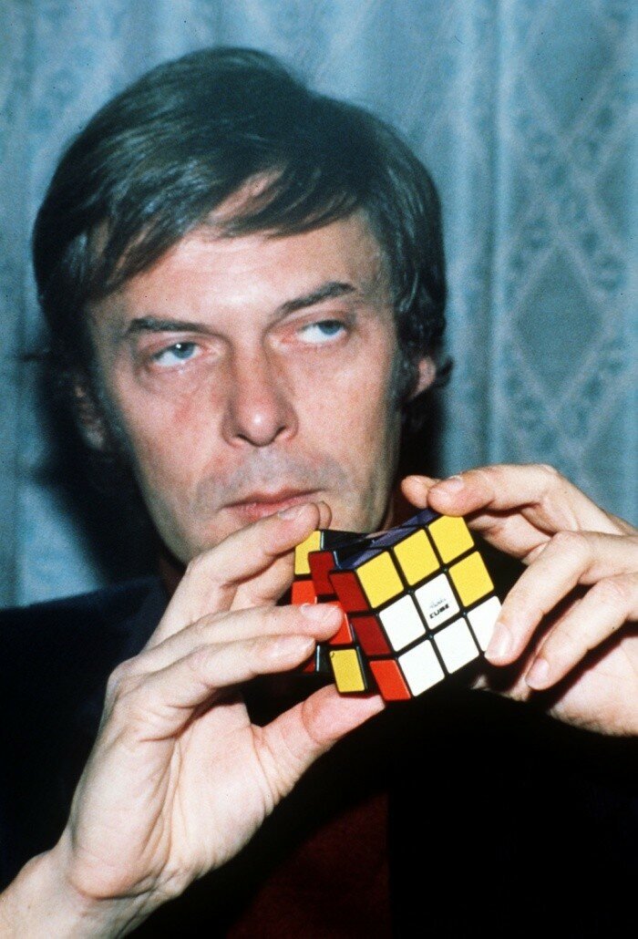 Эрно Рубик со своим магическим кубиком, 1970–е годы, Венгрия