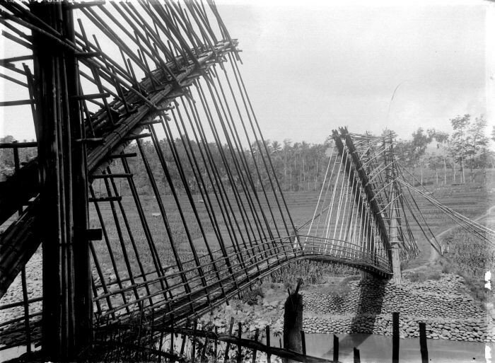 Бамбуковый мост через реку Serayu, 1950–е, Вонособо, Индонезия
