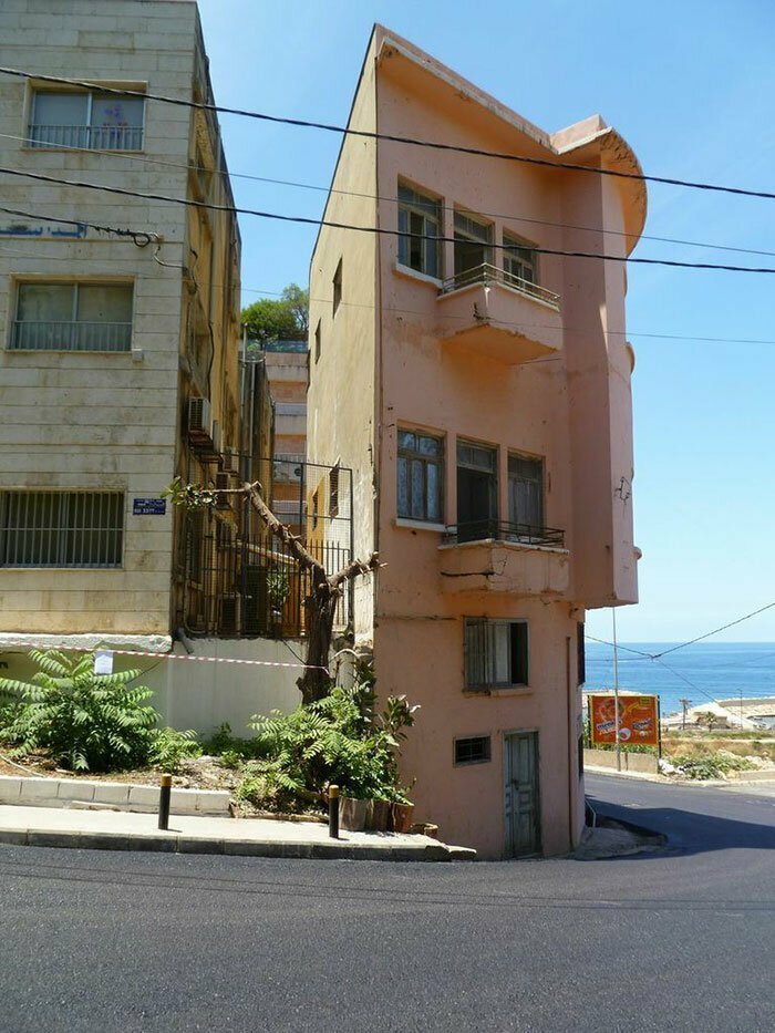 Дом, шириной 60 см, стал достопримечательностью Ливана