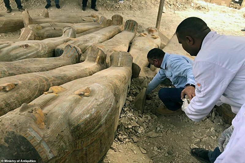 Археологи откопали в Египте 20 саркофагов возрастом более 4000 лет