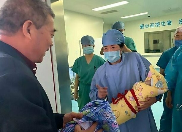 Новоиспеченный отец Хуан встречает дочь в родильном доме города Цзаочжуан, Китай