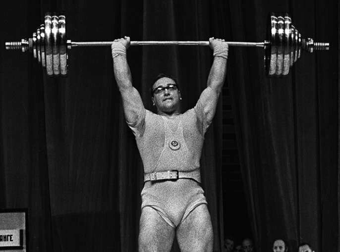 32. Юрий Власов (СССР) выполнил жим в прямой стойке 185 кг при собственном весе 135 кг в 1967 году.