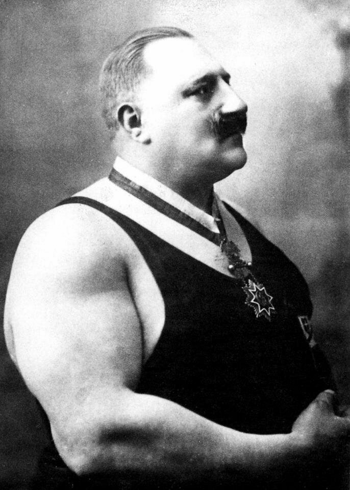 9. Карл Свобода (Австрия) выполнил жим правой рукой в стойке без отклона корпуса и сгибания коленей 101 кг в 1912 году.