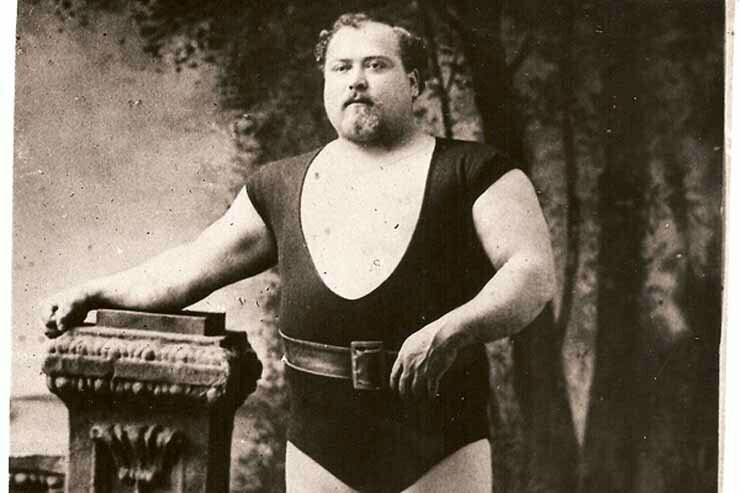 14. Луи Сир (Канада) выполнил становую тягу, с выпрямлением ног и спины, шаровой штанги весом в 669 кг в 1894 году.
