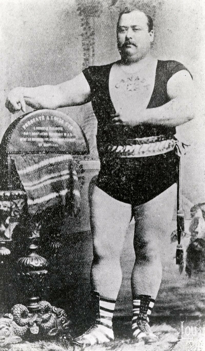 19. Луи Сир (Канада) поднял шаровую штангу правой рукой до колен 440 кг в 1892 году.