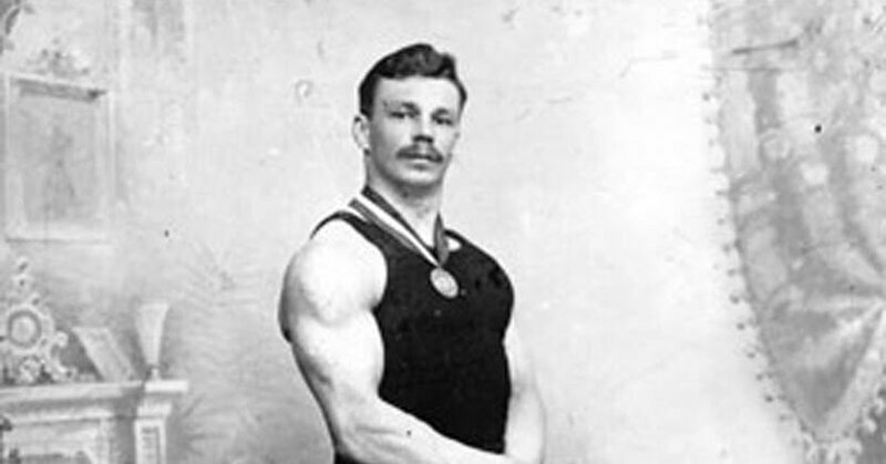 27. Сергей Елисеев (Россия) удерживал в горизонтальном положении правой рукой весовую гирю 61 кг в 1903 году.
