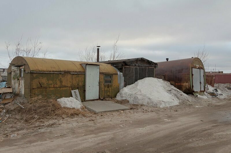 Поролй находчивые жители Сибири и вовсе строят гаражи из цистерн, контейнеров и бочек