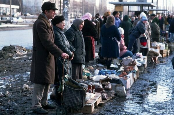 Вдоль дорог стоят пенсионеры с немудреным товаром