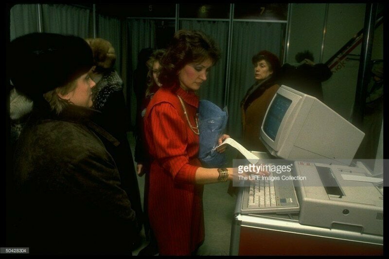Продавщица магазина «Люкс» оформляет покупку с помощью персонального компьютера, 1989 год, Москва