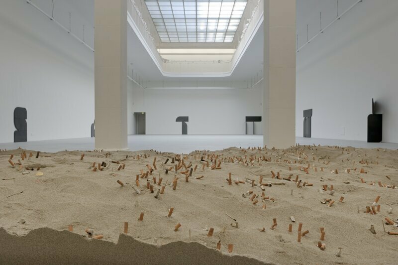 И да, это песок с бычками. Gabriel Kuri «Donation Box», 2010