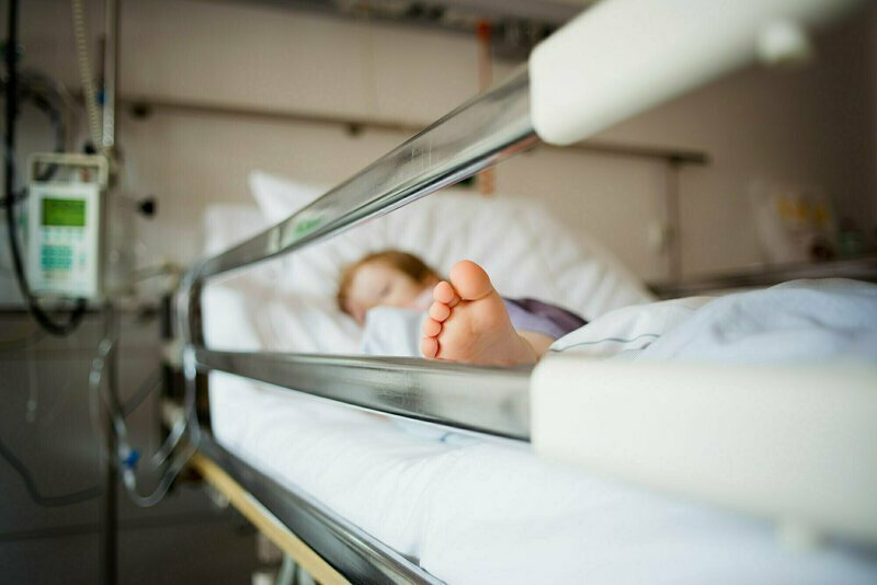 За миллион в месяц: здоровую девочку пять лет держат в больнице