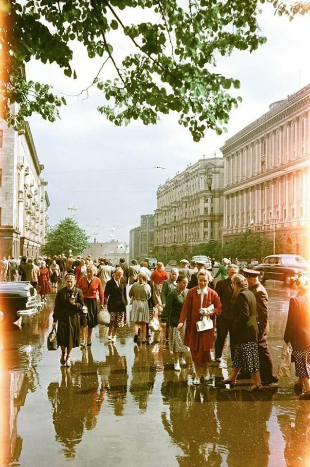 Москва, улица Горького. После дождя. Фото Семена Фридлянда. 50-е.