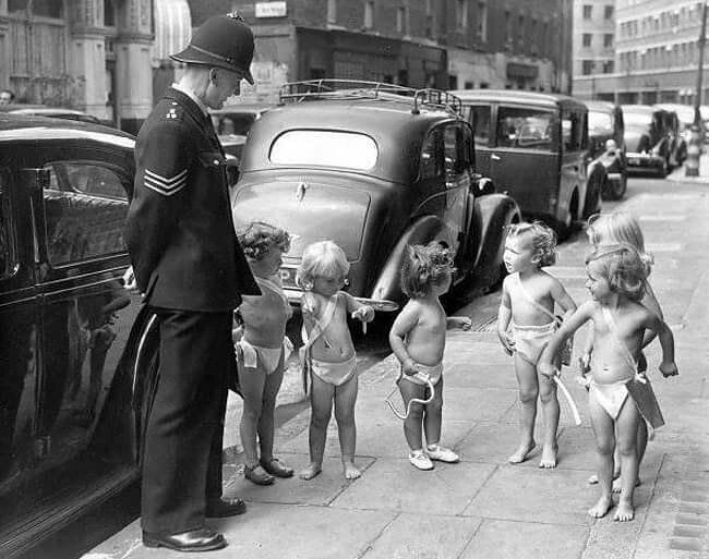 1947 год. Сержант полиции стоит рядом с шестью маленькими девочками, одетыми ангелами, возле Saville Theatre в Лондоне