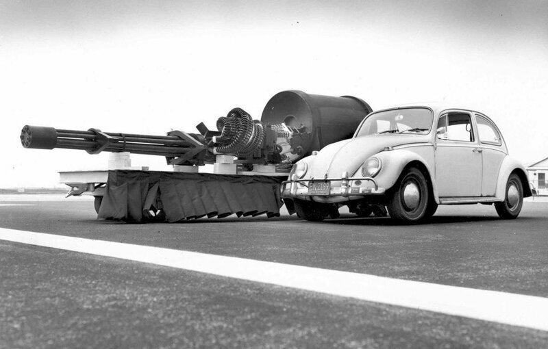 «Авенджер» — 30-миллиметровая семиствольная авиационная пушка схемы Гатлинга со вращающимся блоком стволов, устанавливаемая на американских штурмовиках A-10 и VW Beetle