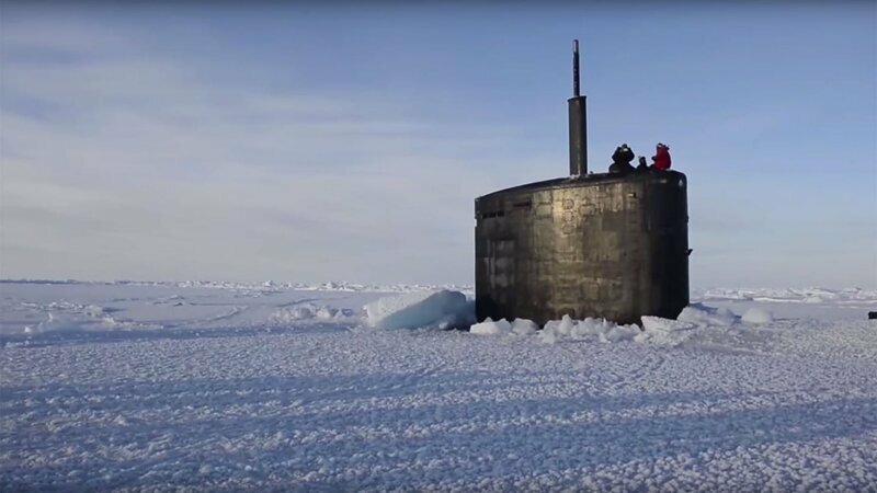Подводные лодки на суше, во льдах и в разрезе