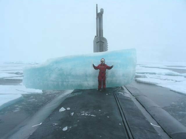 Подводные лодки на суше, во льдах и в разрезе