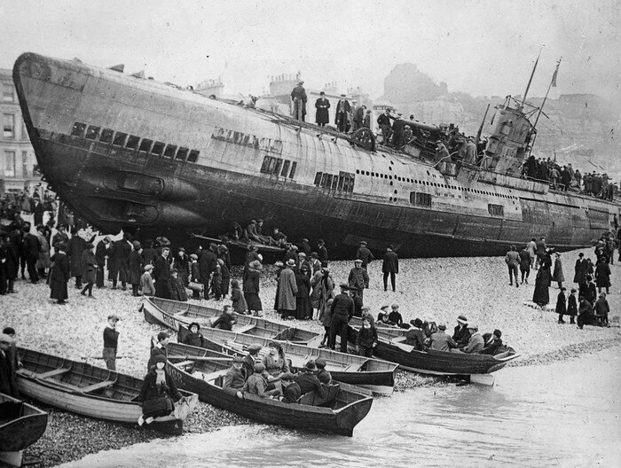 Немецкая субмарина U-118 была передана Франции. 5 апреля 1919 во время буксировки через Ла-Манш обрывается трос. Шторм выносит подводную лодку на пляж возле отеля Queens в городе Хастингс