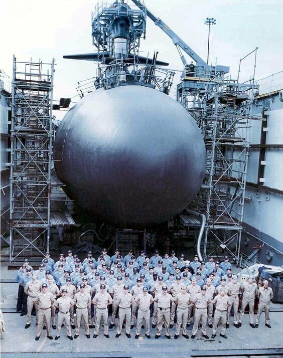 Фотография экипажа USS Trepang (SSN-674) в сухом доке осенью 1994 года в Гротоне