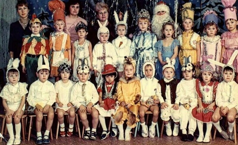 Празднованию предшествовали детские утренники. Какой костюм у вас был?