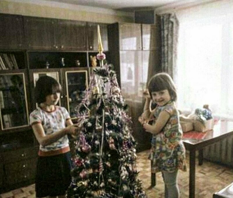 Дети наряжают елку в 1983 году