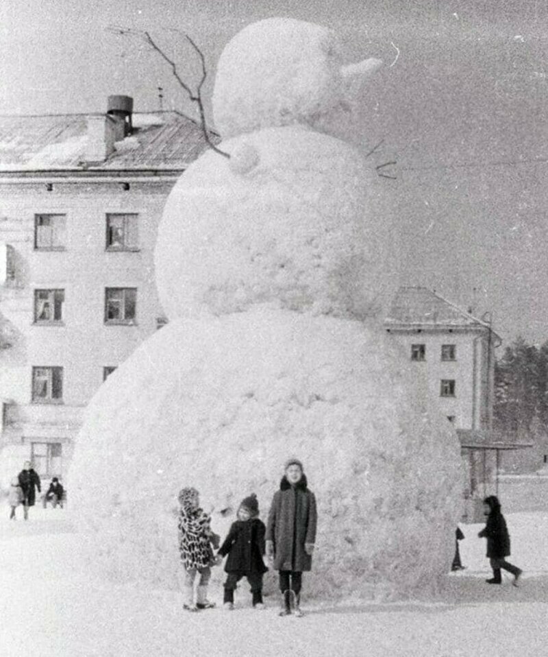 Снежные фигуры - тоже главный атрибут праздника. Снеговик в Пензе, 1966 год