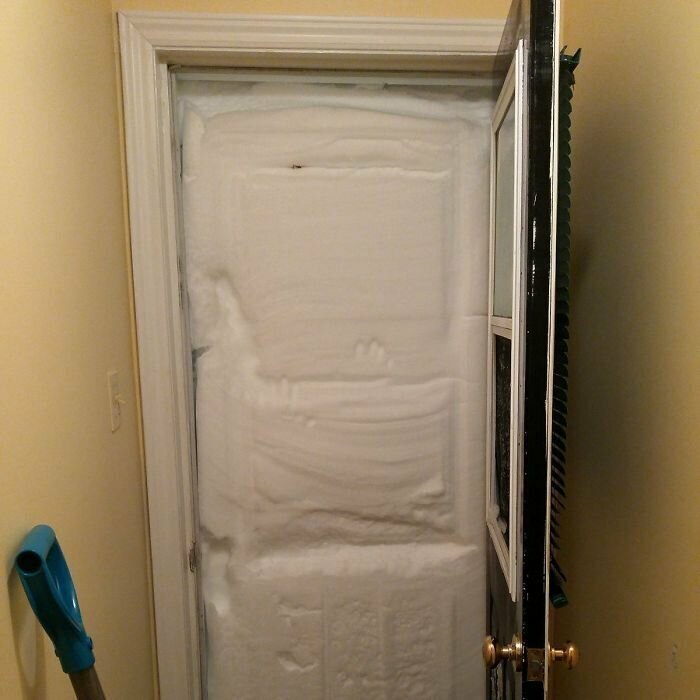 "Что-то мне уже не смешно. На мою входную дверь намело столько снега, что из-за него зазвонил дверной звонок. Нет, все-таки смешно!"