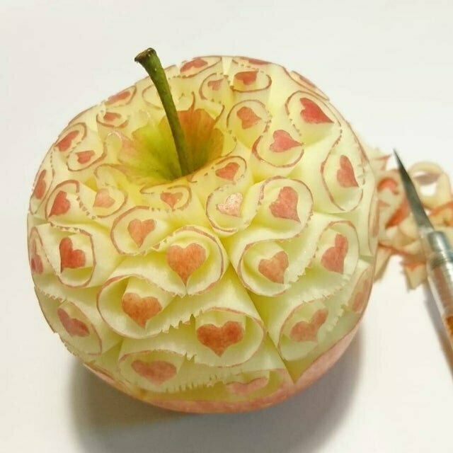 Японский мастер Гаку вырезает фигурки на фруктах: тонкая работа