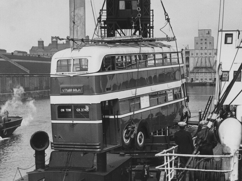Погрузка английского двухэтажного троллейбуса AEC 664T на корабль для отправки его в СССР, 1937 год, Лондон