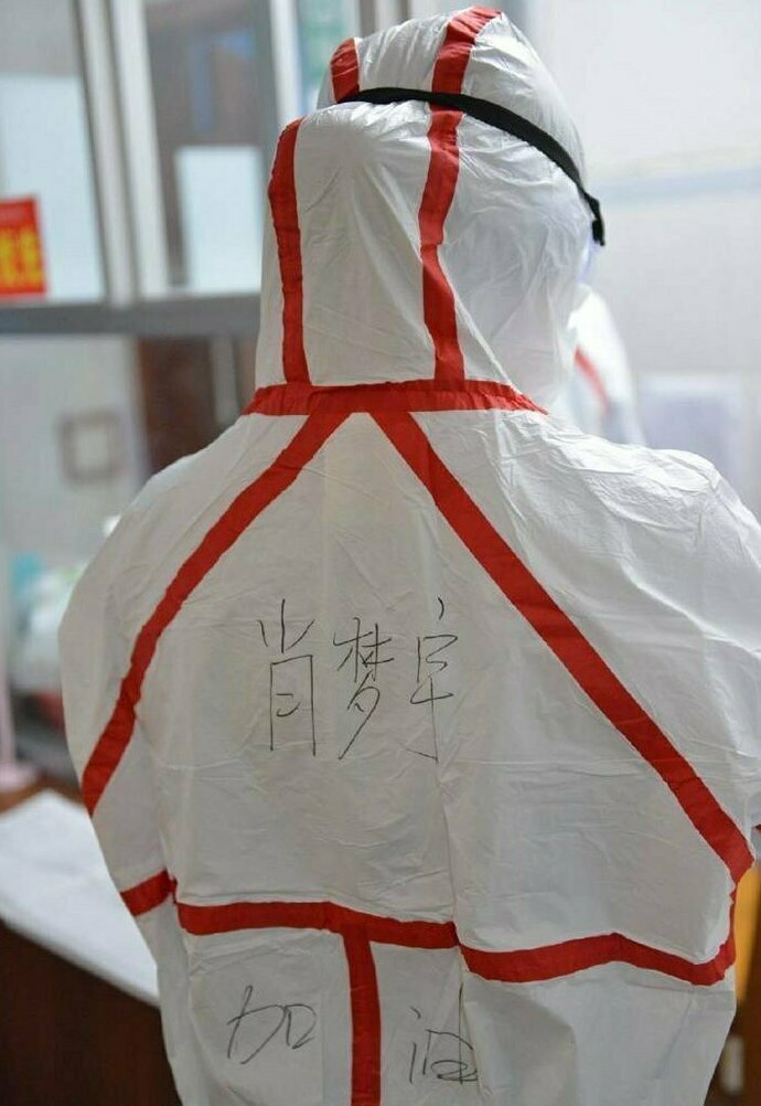 Медики из Китая показали свои лица под конец рабочего дня