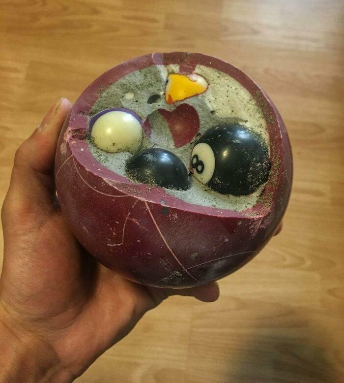 Этот шар для игры в бочче полон маленьких шариков