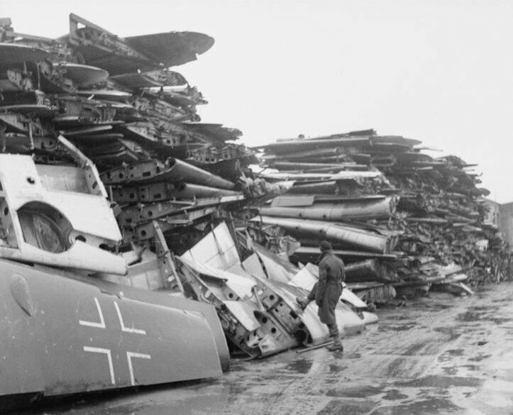 Обрезанные крылья люфтваффе -  куча близ Ганновера, осень 1945 года. Собрана со всей северо-западной Германии и Дании и отправлена ​​в Великобританию для переработки