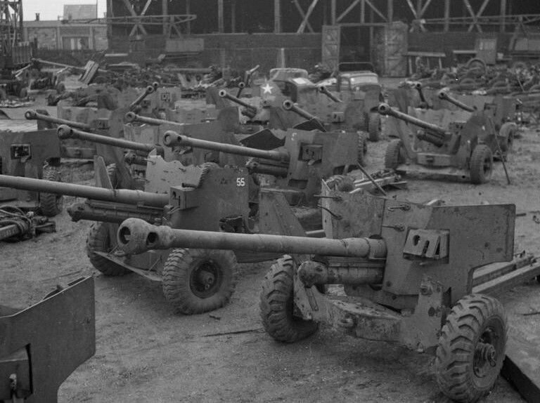 Склад захваченного оружия в Антверпене, Бельгия, в конце 1945 года.