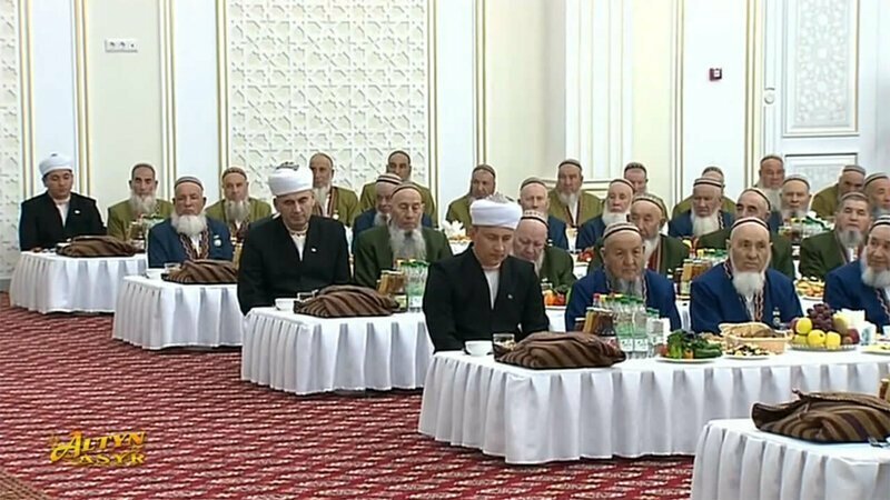 Как туркменских аксакалов готовили к встрече с главой государства