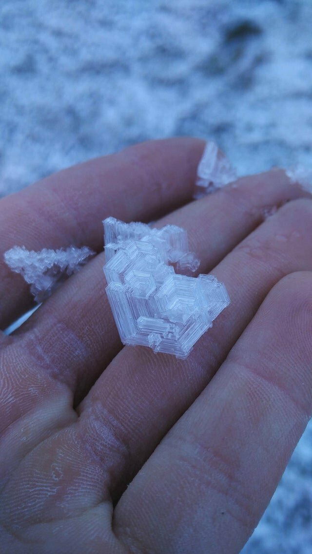Крупные кристаллы льда в Швейцарии