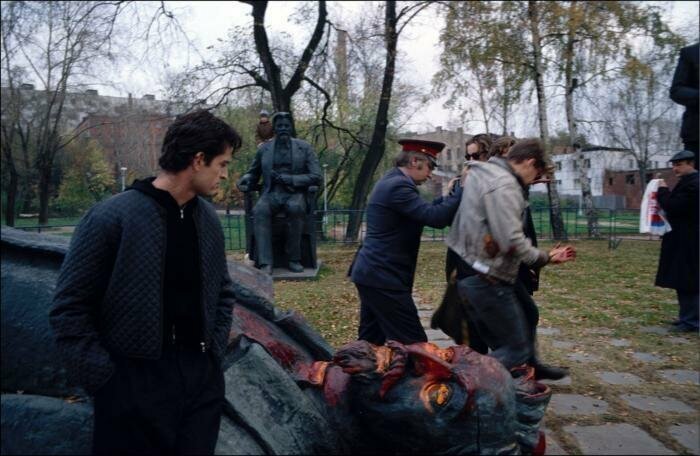 Милиционеры уводят осквернителя памятника Феликсу Дзержинскому, 1991 год